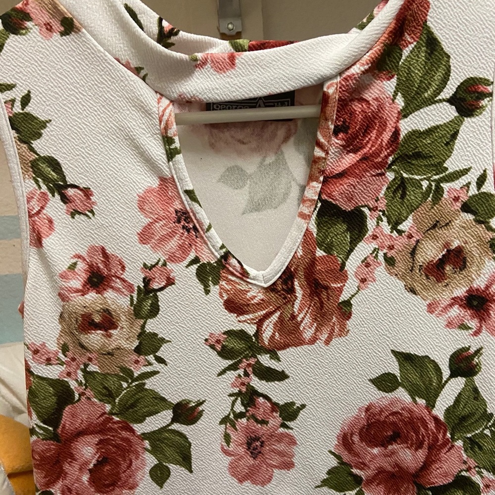 White sleeveless floral v neck with collar shirt